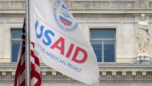 Прапор USAID на фоні старої будівлі